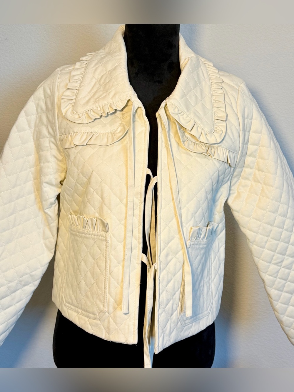 NWT Avec Les Filles Cream Quilted Ruffle-Trim Tie-Front Bomber Jacket Size Med - Picture 4 of 13